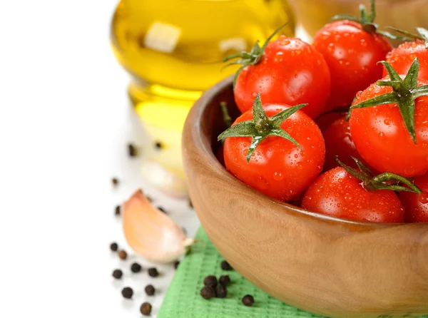 Frische Tomaten und Gewürze auf weißem Hintergrund — Stockfoto