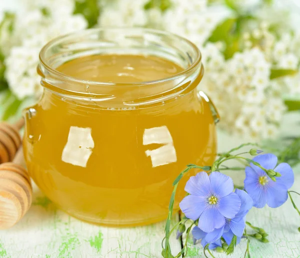 Miel dans un pot en verre — Photo