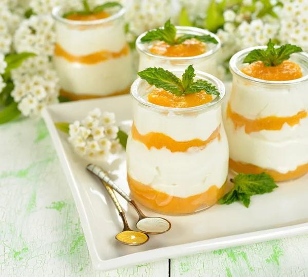 Dessert de fruits dans un petit pot — Photo