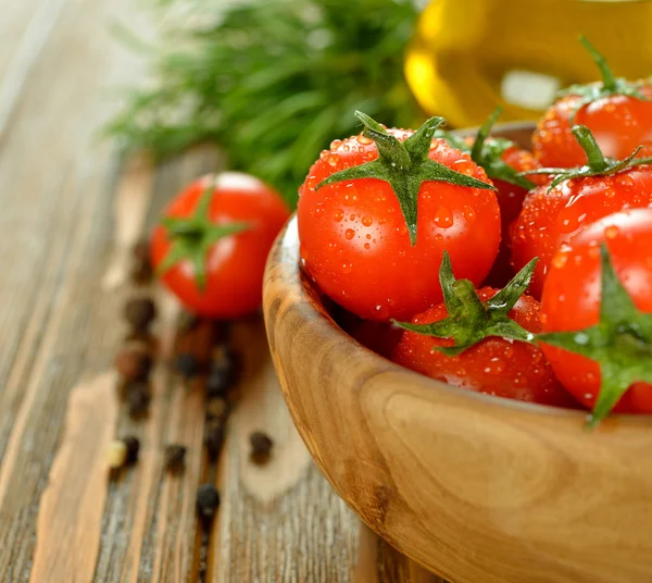 Tomater i en skål — Stockfoto