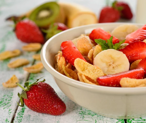 Cornflakes med frukter — Stockfoto