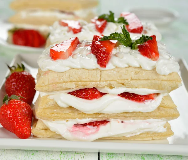 Kuchen mit Erdbeeren — Stockfoto