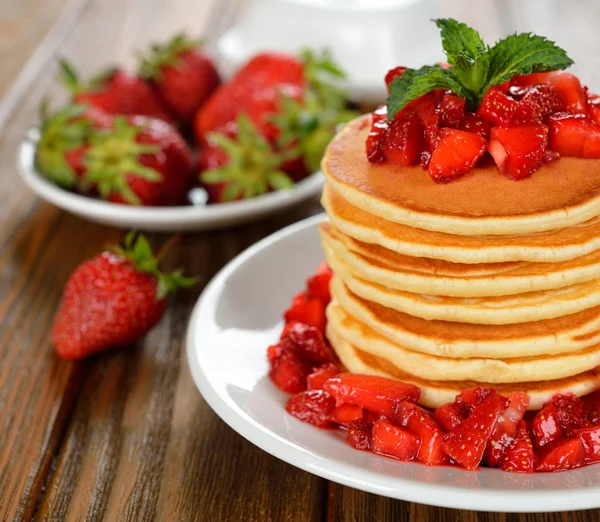 Pannenkoeken met aardbeien — Stockfoto