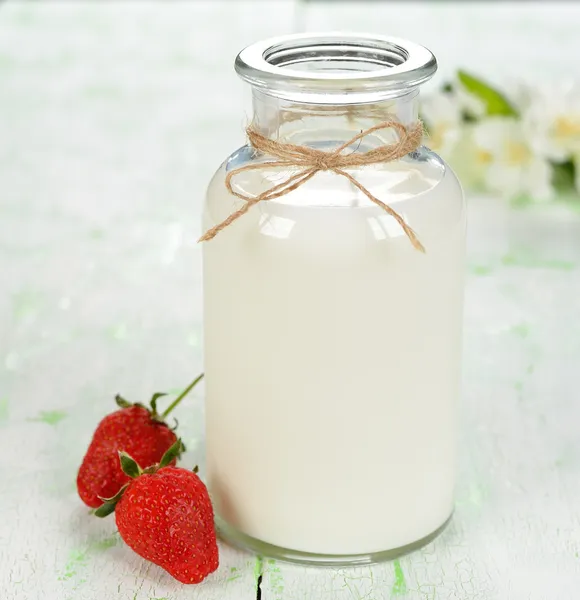 Melk en aardbeien — Stockfoto