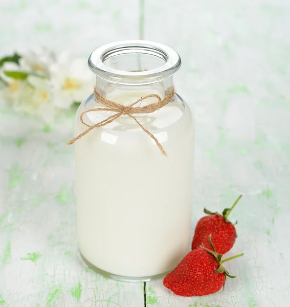 Milk and strawberries — Stock Photo, Image