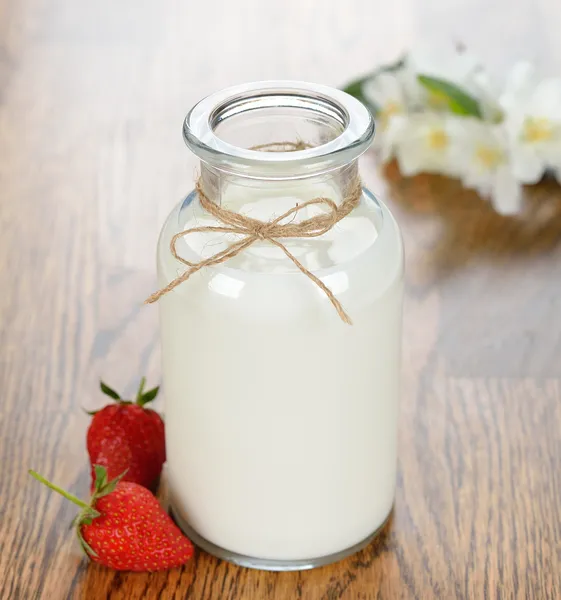 Melk en aardbeien — Stockfoto