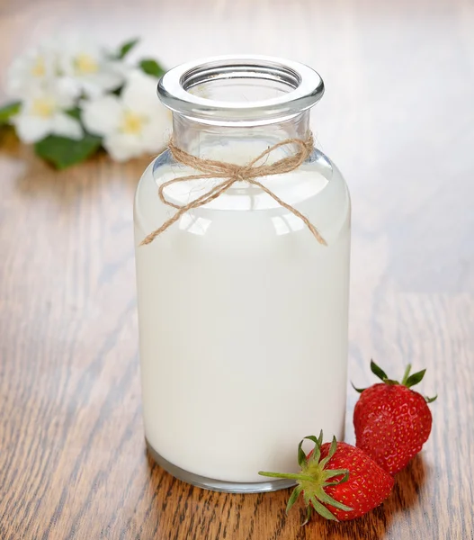 Melk en aardbeien — Stockfoto