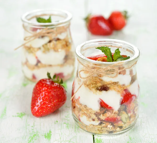 Dolce con yogurt e muesli — Foto Stock