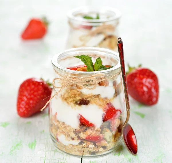 Tatlı yoğurt ve granola — Stok fotoğraf