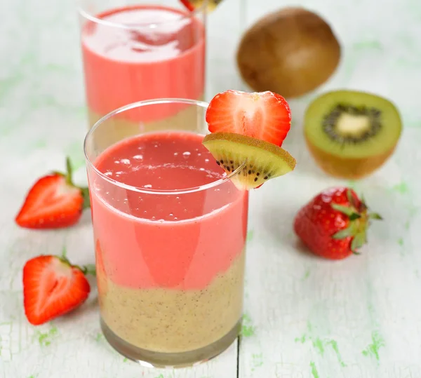 Smoothie of strawberries and kiwi — Stock Photo, Image