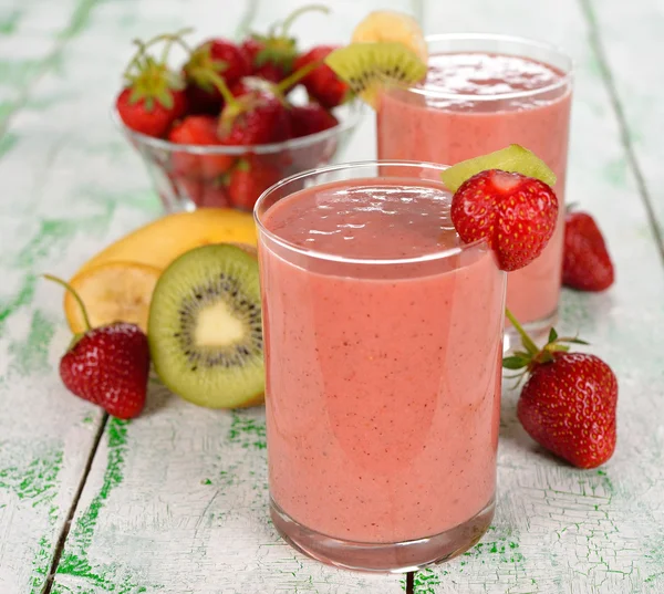 Smoothie of strawberries and kiwi — Stock Photo, Image