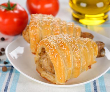 içinde pasta pişmiş tavuk