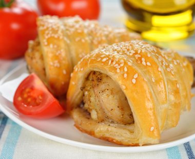 içinde pasta pişmiş tavuk