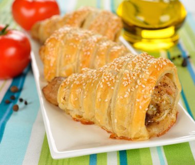 içinde pasta pişmiş tavuk