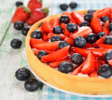 çilek ve böğürtlen ile tart