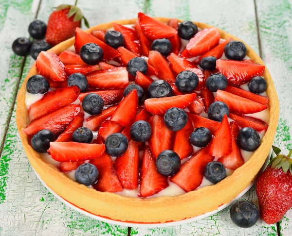 皮加上草莓和蓝莓馅饼 — 图库照片