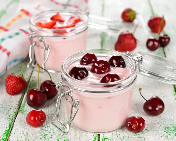 Yogurt con ciliegie — Foto Stock
