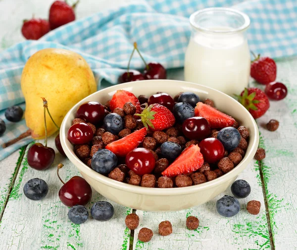 Schokoladenflocken mit Beeren — Stockfoto