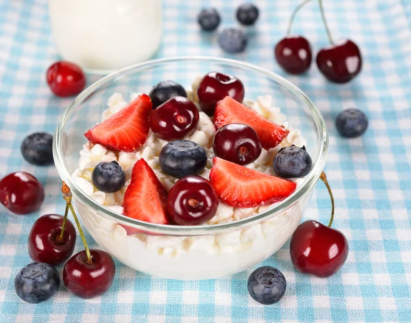 Quark mit Beeren — Stockfoto