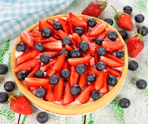 Tart with strawberries and blueberries — Stock Photo, Image