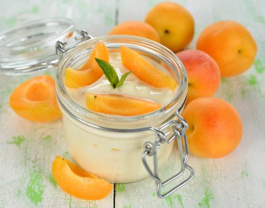 Kayısı ile yoğurt