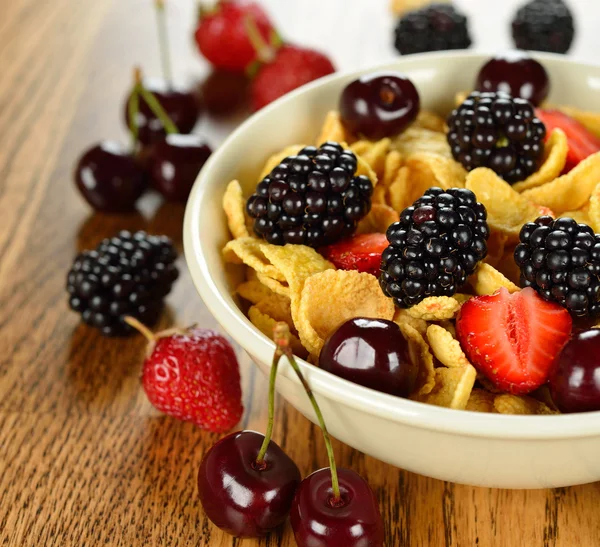 Cornflakes med frukter — Stockfoto