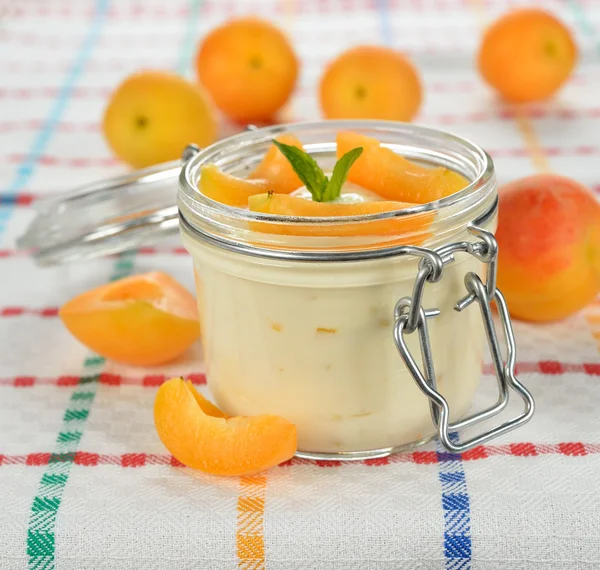 Йогурт с абрикосами — стоковое фото