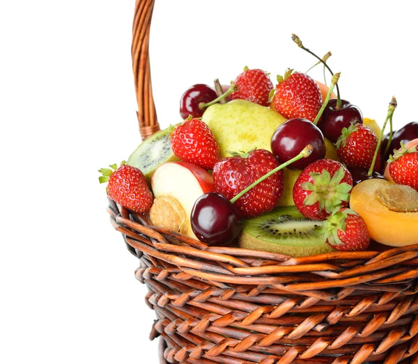 Varias frutas en una canasta marrón — Foto de Stock