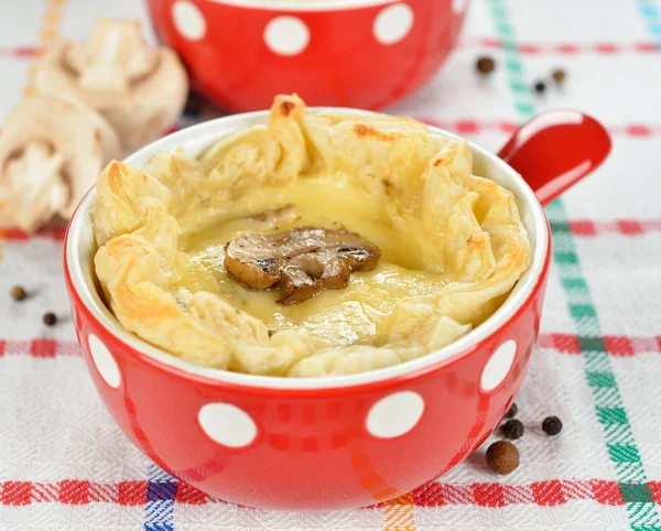 Mini pie met kaas en champignons — Stockfoto