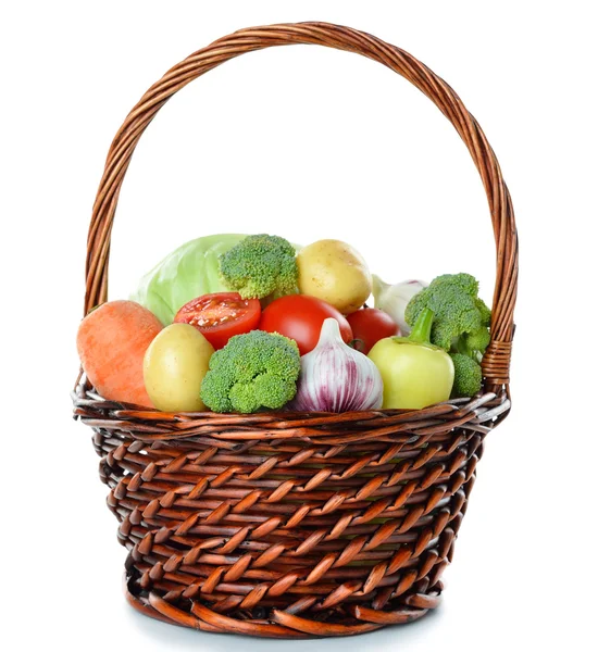 Várias verduras em uma cesta marrom — Fotografia de Stock