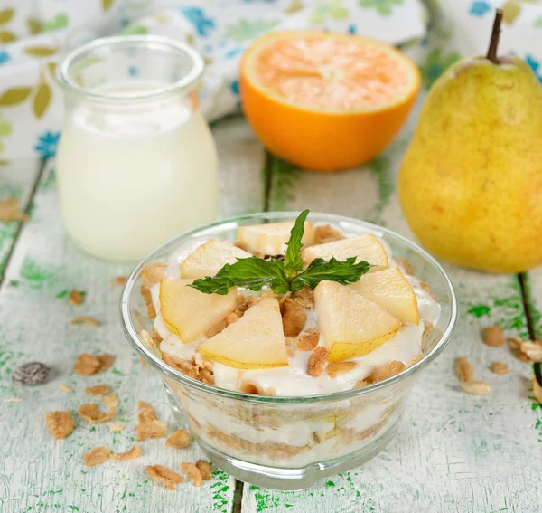 Dessert di muesli e yogurt con pera — Foto Stock
