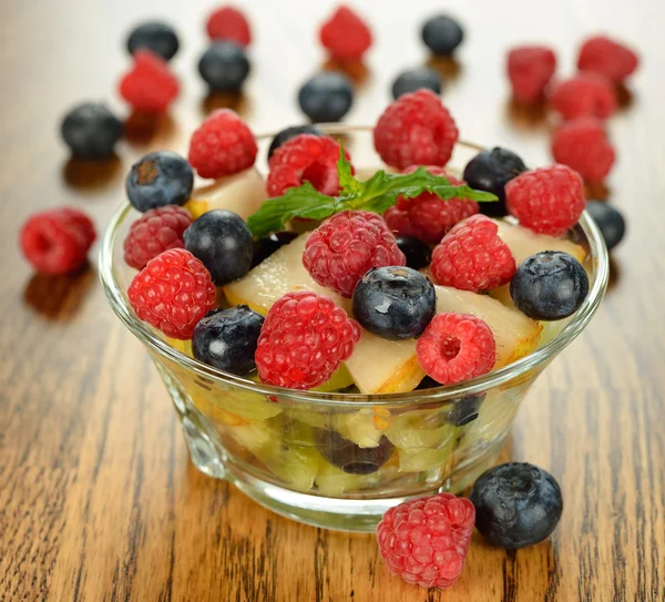 Fruit salad with blueberries and raspberries — Stock Photo, Image