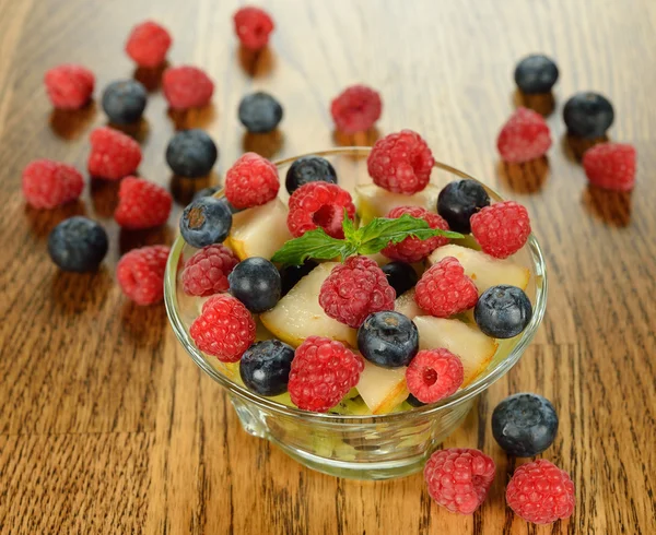 Insalata di frutta con mirtilli e lamponi — Foto Stock