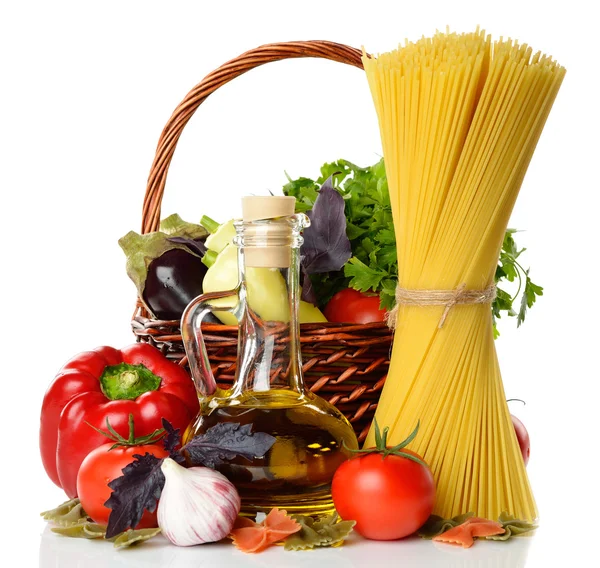 Zelenina, těstoviny a olivový olej — Stock fotografie