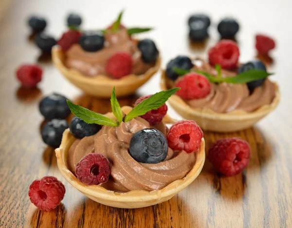 Chocolade dessert met frambozen en bosbessen — Stockfoto