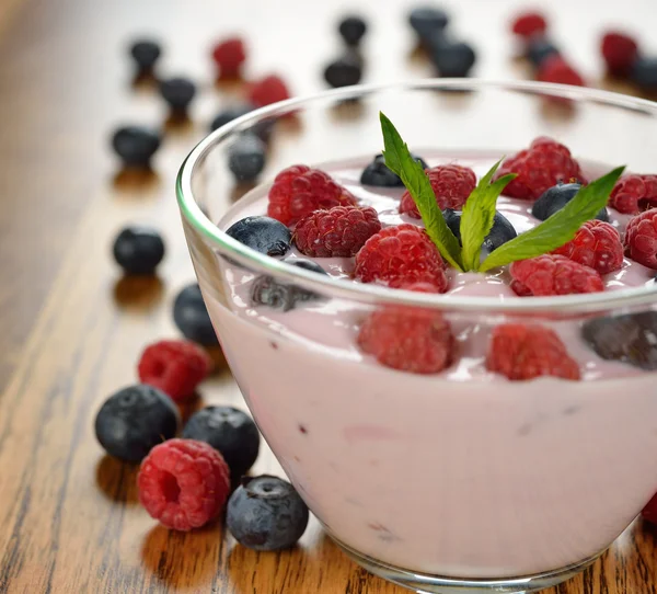 Joghurt mit Himbeeren und Blaubeeren — Stockfoto