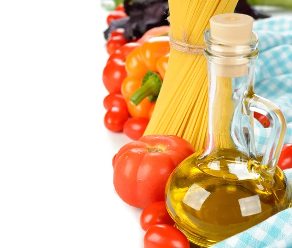 Gemüse, Nudeln und Olivenöl — Stockfoto