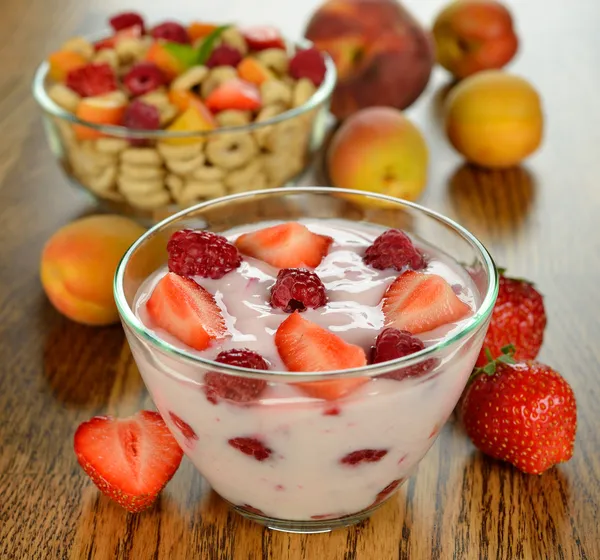 Joghurt mit Früchten — Stockfoto