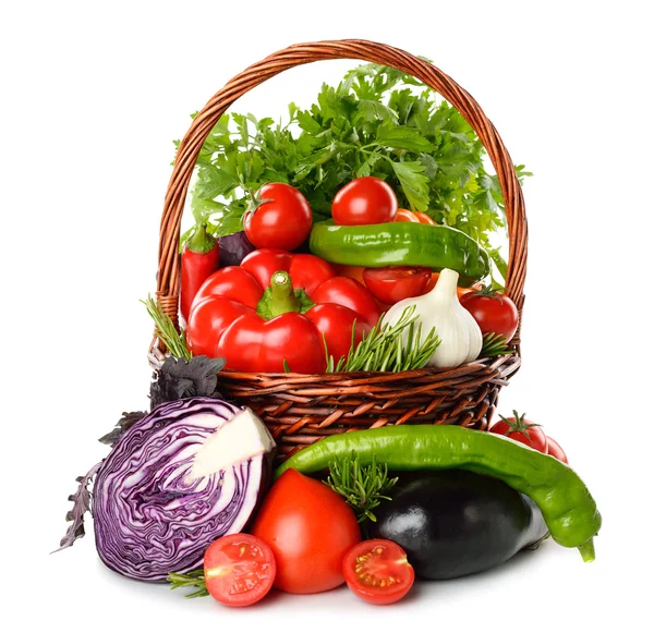 Várias verduras em uma cesta marrom — Fotografia de Stock