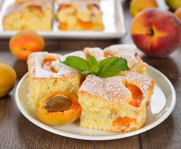 Cake with apricots — Stock Photo, Image