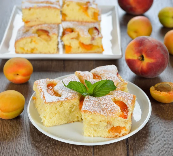 Cake with apricots — Stock Photo, Image