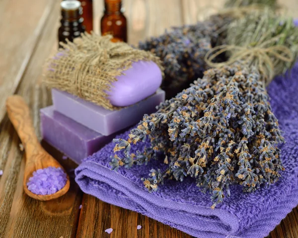 Towel and bunch of lavender — Stock Photo, Image
