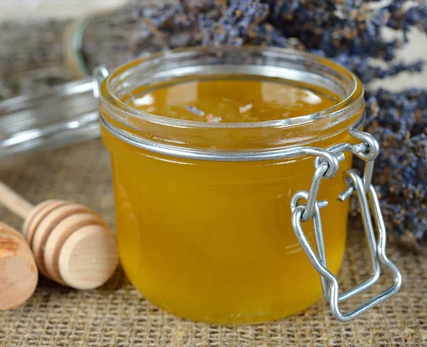 Miel dans un pot en verre — Photo