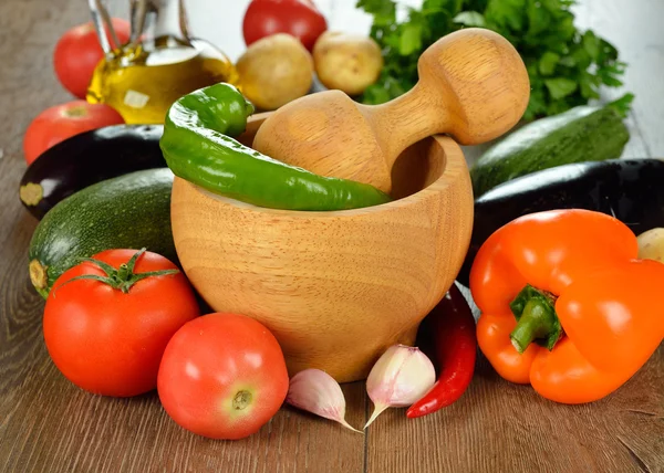 Mortero de madera y verduras frescas — Foto de Stock