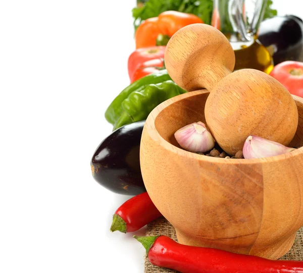 Wooden mortar and fresh vegetables — Stock Photo, Image