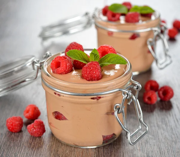 Mousse de chocolate com framboesas — Fotografia de Stock