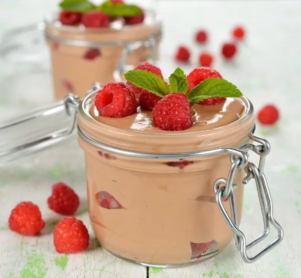 Mousse de chocolate com framboesas — Fotografia de Stock