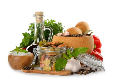 makarna bir cam kavanoz, baharatlar ve zeytin yağı