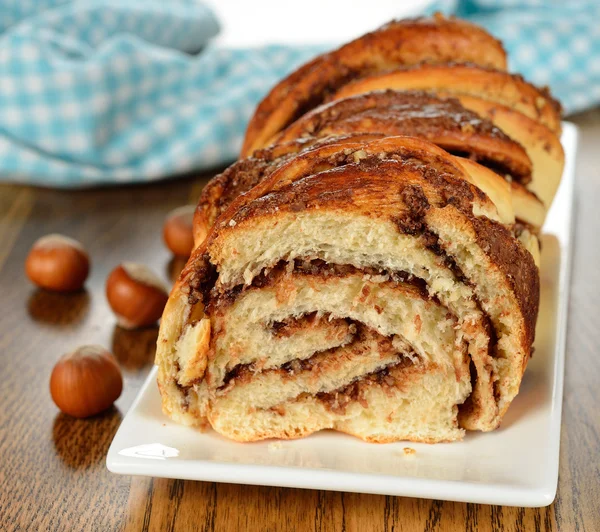 Skręcone słodki chleb z czekoladą i orzechami — Zdjęcie stockowe