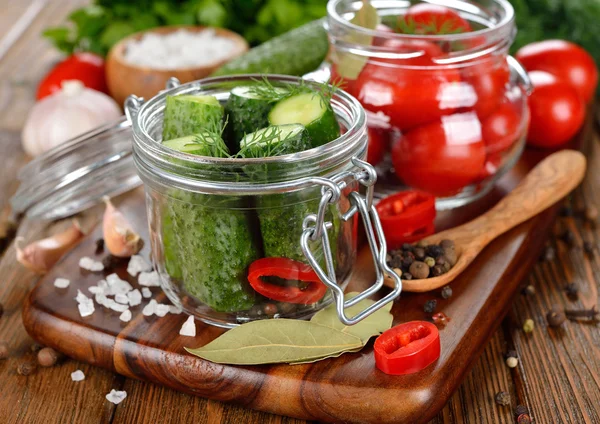 Ingrediënten voor het beitsen van komkommers en tomaten — Stockfoto